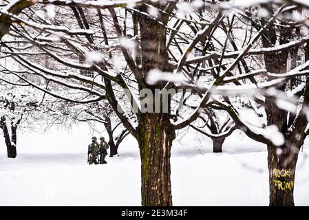 Strafverfolgungsbeamte schützen das Vermont State House (Kapitolgebäude) am 17. Januar 20201 im Gefolge des 6. Jan.-Angriffs auf das US-Kapitol. Stockfoto