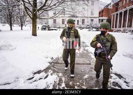 Strafverfolgungsbeamte schützen das Vermont State House (Kapitolgebäude) am 17. Januar 20201 im Gefolge des 6. Jan.-Angriffs auf das US-Kapitol. Stockfoto