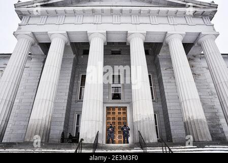 Strafverfolgungsbeamte schützen das Vermont State House (Kapitolgebäude) am 17. Januar 20201 im Gefolge des 6. Jan.-Angriffs auf das US-Kapitol. Stockfoto