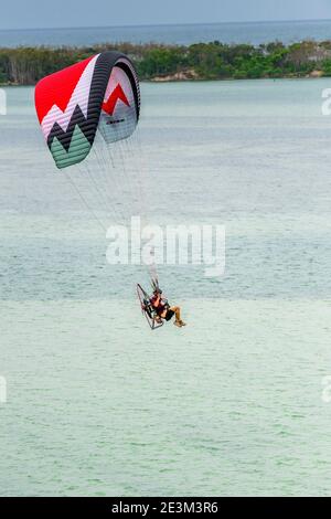 Power Paraglider in der Luft über der Pumicestone Passage bei Caloundra, QLD, Australien Stockfoto