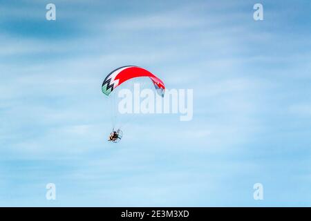 Power Paraglider gegen einen blauen Himmel Stockfoto