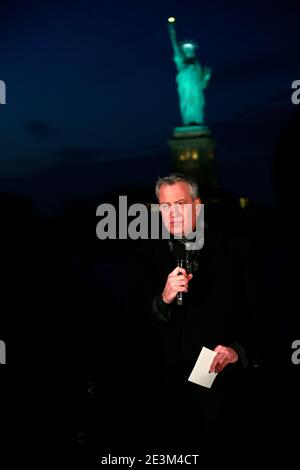 New York, NY, USA. Januar 2021. Der Bürgermeister von New York, Bill de Blasio, hält in der Nähe der Freiheitsstatue eine Rede für ein nationales Denkmal für die an COVID-19 verlorenen Leben. Die Bemerkungen werden auf der Fähre in der Nähe von Battery Park am 19. Januar 2021 stattfinden. Kredit: Mpi43/Media Punch/Alamy Live Nachrichten Stockfoto