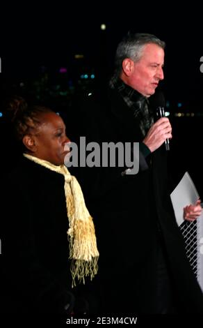 New York, NY, USA. Januar 2021. Der Bürgermeister von New York, Bill de Blasio, und die First Lady Chirlane McCray aus New York halten in der Nähe der Freiheitsstatue Bemerkungen für ein nationales Denkmal für die an COVID-19 verlorenen Leben. Die Bemerkungen werden auf der Fähre in der Nähe von Battery Park am 19. Januar 2021 stattfinden. Kredit: Mpi43/Media Punch/Alamy Live Nachrichten Stockfoto