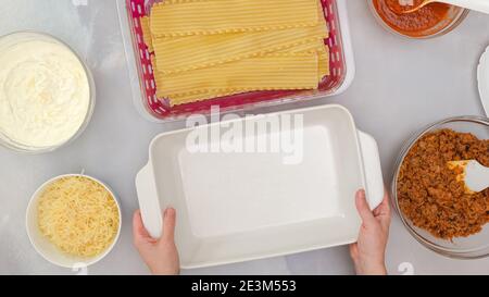 Rezept für Lasagne aus Rindfleisch. Schritt für Schritt Kochvorgang. Lasagne zusammenbauen. Stockfoto