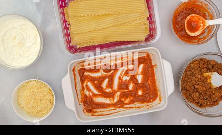 Rezept für Lasagne aus Rindfleisch. Schritt für Schritt Kochvorgang. Lasagne zusammenbauen. Stockfoto