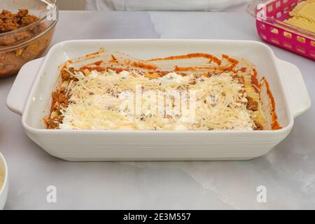 Rindfleisch Lasagne Schritt für Schritt Rezept. Montieren Sie die Lasagne, Vorderansicht, Marmor Küchentisch Hintergrund Stockfoto