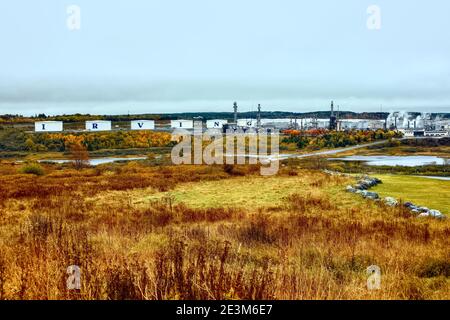 Ein Herbstbild der großen Ölraffinerie Irving im ländlichen Saint John New Brunswick, Kanada, mit dem lokalen Laub, das die leuchtenden Farben des Herbstes färbt. Stockfoto