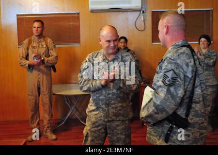 Major General David Hogg überreicht dem Oberfeldwebel John Wood (4525595896) eine Medaille für den gemeinsamen Dienst. Stockfoto