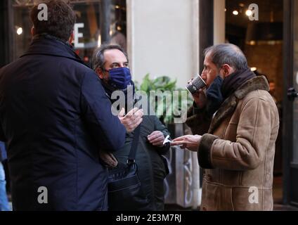 Rom, Italien. Januar 2021. Ein Mann trinkt Kaffee auf der Straße in Rom, Italien, 19. Januar 2021. Italiens COVID-19-Zähler stieg am Dienstag auf 2,400,598. Die Region Latium, in der sich Rom befindet, wird als "orangefarbene Zone" unter Italiens abgestuftem System von Beschränkungen des Coronavairus eingestuft. In den orangefarbenen Zonen waren alle Restaurants, Cafés und Pubs außer Imbissbuden geschlossen. Quelle: Cheng Tingting/Xinhua/Alamy Live News Stockfoto