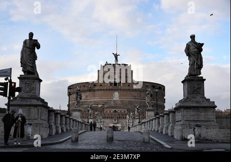 Rom, Italien. Januar 2021. Menschen mit Gesichtsmasken warten darauf, eine Straße in Rom, Italien, zu überqueren, 19. Januar 2021. Italiens COVID-19-Zähler stieg am Dienstag auf 2,400,598. Die Region Latium, in der sich Rom befindet, wird als "orangefarbene Zone" unter Italiens abgestuftem System von Beschränkungen des Coronavairus eingestuft. In den orangefarbenen Zonen waren alle Restaurants, Cafés und Pubs außer Imbissbuden geschlossen. Quelle: Cheng Tingting/Xinhua/Alamy Live News Stockfoto