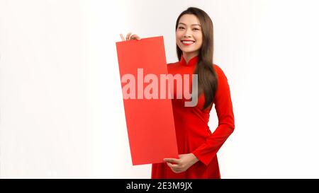 Schöne vietnamesische Mädchen halten couplet feiert Mond neues Jahr, Stockfoto