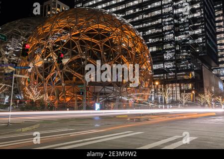 Seattle, USA. Januar 2020. Die Amazonas-Kugeln leuchten in Bernstein. Seattle-Strukturen schließen sich der Nation am Vorabend der Einweihung von Präsident Biden an, indem sie für ein Denkmal zu Ehren der über 400.000 Amerikaner, die ihr Leben an Coronavirus verloren haben, erleuchten. Quelle: James Anderson/Alamy Live News Stockfoto