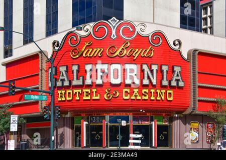 Nevada, USA 10-02-18 Blick auf das alte Neonschild über dem Haupteingang des California Hotel in der Innenstadt von Las Vegas Stockfoto