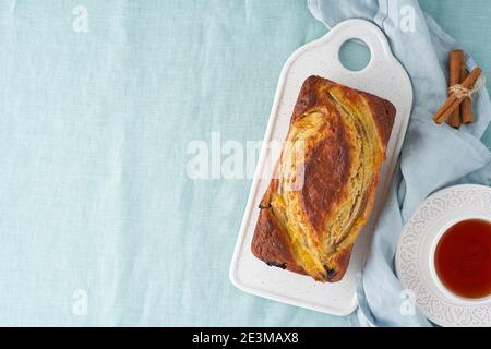 Bananenbrot, Kuchen mit Banane. Ganzen Laib auf Schneidebrett. Stockfoto