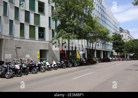 Eine lange Reihe geparkter Motorräder auf dem kostenlosen Motorrad-Parkplatz vor der University of Technology Sydney (UTS) in der Thomas Street, Ultimo, Sydney, NSW Stockfoto