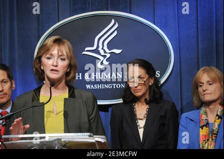 Marilyn Tavenner, amtierende Administratorin für die Lieferstellen der Zentren für Medicare und Medicaid-Dienste, kommentiert die HHS-Pressekonferenz 2014, 10. April 2013 (Bild 3). Stockfoto