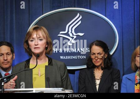 Marilyn Tavenner, amtierende Administratorin für die Lieferstellen der Zentren für Medicare und Medicaid-Dienste, kommentiert die HHS-Pressekonferenz 2014, 10. April 2013 (Bild 2). Stockfoto