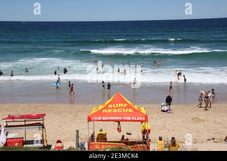 Surfrescue am North Cronulla Beach an einem warmen Sommertag. Stockfoto