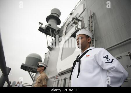 Manning the Rails als USS America Rio De Janeiro verlässt 140809 Stockfoto