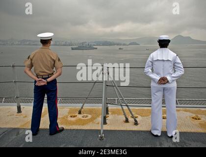 Manning the Rails als USS America Rio De Janeiro verlässt 140809 Stockfoto