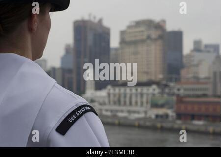 Manning the Rails als USS America Rio De Janeiro verlässt 140809 Stockfoto