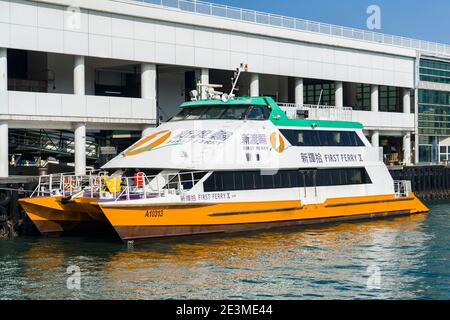 New World First Ferry parkte am Central Ferry Pier. New World First Ferry Services ist ein Fährservice-Unternehmen in Hongkong Stockfoto