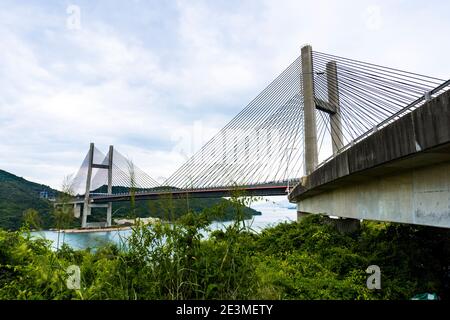 Kap Shui Mun Bridge, eine der längsten Seilbahnbrücken der Welt, die sowohl den Straßen- als auch den Eisenbahnverkehr transportiert Stockfoto