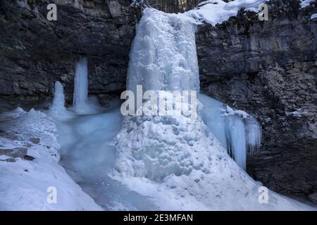 Troll Falls, ein gefrorenes Wasserfalleis in Rock Cave. Kalter Wintertag Szenische Landschaft in Kananaskis Country, Alberta, Kanadische Rocky Mountains Stockfoto