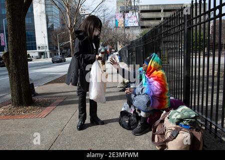Atlanta, Georgia, USA. Atlanta, GA, USA. Januar 2021. Sharon Walker, eine Mitarbeiterin der Staatsregierung, gibt in ihrer Mittagspause Getränke an Obdachlose in der Nähe des Georgia State Capitol aus. Kredit: ZUMA Press, Inc./Alamy Live Nachrichten Stockfoto