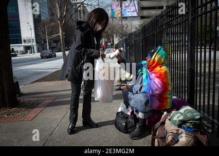 Atlanta, Georgia, USA. Atlanta, GA, USA. Januar 2021. Sharon Walker, eine Mitarbeiterin der Staatsregierung, gibt in ihrer Mittagspause Getränke an Obdachlose in der Nähe des Georgia State Capitol aus. Kredit: ZUMA Press, Inc./Alamy Live Nachrichten Stockfoto