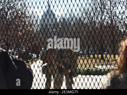 Washington, Usa. Januar 2021. Soldaten der Nationalgarde bewachen das US-Kapitolgebäude am Tag vor den Einweihungszeremonien für den designierten Präsidenten Joe Biden. Aufgrund der Androhung von gewalttätigen Protesten werden in DC bis zu 25,000 bewaffnete Truppen der Nationalgarde erwartet. Kredit: SOPA Images Limited/Alamy Live Nachrichten Stockfoto