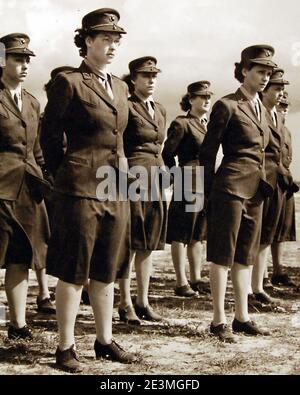 Marine Corps Womens Reserve bei Marine Corps Air Station, Cherry Point, North Carolina bei Parade Rest während der Überprüfung im November 1943. Stockfoto