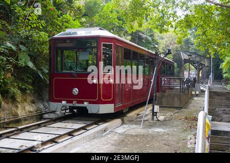 Hong Kong November 2020 : die Peak Tram kommen an der MacDonnell Road Station an Stockfoto