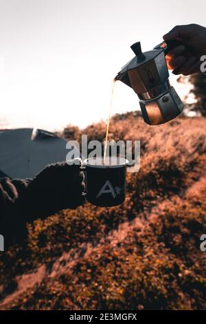 Kaffee in einer Mokakanne auf einem Campingfeuer Am Morgen Stockfoto