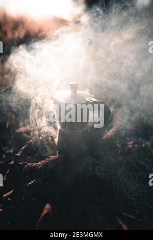 Kaffee in einer Mokakanne auf einem Campingfeuer Am Morgen Stockfoto