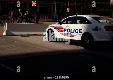 Washington, Usa. Januar 2021. In der Nähe einer Barrikade ist ein Polizeiauto geparkt.nach den Unruhen im US-Kapitol am 6. Januar hat das FBI eine Erklärung abgegeben, in der es vor weiteren Bedrohungen für die Hauptstadt sowie in allen fünfzig Bundesstaaten warnt. In den nachlassenden Stunden der aktuellen Regierung wurden etwa 25,000 Nationalgardisten in die Stadt entsandt, um als Wache für Joe Bidens Amtseinführung als 46. US-Präsident zu stehen. Kredit: SOPA Images Limited/Alamy Live Nachrichten Stockfoto