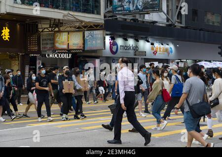 Hongkong November 2020 : Fußgänger mit Maske, um Infektionen während des Coronavirus (COVID-19) Ausbruchs zu verhindern, Mongkok Stockfoto