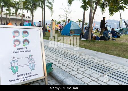 Hongkong November 2020 : Hinweis mit der Meldung "Bitte tragen Sie eine Maske und pflegen Sie die soziale Distanzierung zu allen Zeiten" während des Coronavirus (COVID-19) Ausbruchs Stockfoto