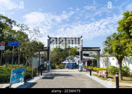 Ngong Ping Village in Hong Kong, ein Einkaufs- und Unterhaltungszentrum neben der Bergstation der Ngong Ping 360 Seilbahn Stockfoto