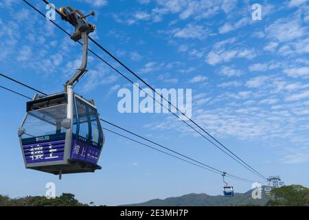 Die Ngong Ping 360 Seilbahn, Blick In Den Niedrigen Winkel Stockfoto