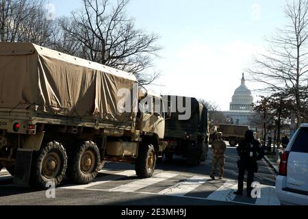 Washington DC, USA. Januar 2021. Militärfahrzeuge kommen am 19. Januar 2021 in Washington, DC in das US-Kapitol nach den Unruhen im US-Kapitol vom 6. Januar hat das FBI eine Erklärung abgegeben, in der es vor weiteren Bedrohungen für die Hauptstadt sowie in allen fünfzig Staaten warnt. In den Stunden der aktuellen Regierung wurden etwa 25,000 Nationalgardisten in die Stadt entsandt, um als Wache für Joe Bidens Amtseinführung als 46. US-Präsident zu stehen. Foto von John Lamparski/SIPA USA Credit: SIPA USA/Alamy Live News Stockfoto