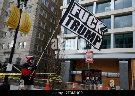 Washington DC, USA. Januar 2021. Eine Frau fliegt am 19. Januar 2021 in Washington, DC in der Black Lives Matter Plaza eine Flagge nach den Unruhen im US-Kapitol am 6. Januar hat das FBI eine Erklärung herausgegeben, in der es vor weiteren Bedrohungen für die Hauptstadt des Landes sowie in allen fünfzig Staaten warnt. In den Stunden der aktuellen Regierung wurden etwa 25,000 Nationalgardisten in die Stadt entsandt, um als Wache für Joe Bidens Amtseinführung als 46. US-Präsident zu stehen. Foto von John Lamparski/SIPA USA Credit: SIPA USA/Alamy Live News Stockfoto