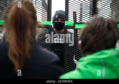 Washington DC, USA. Januar 2021. Ein Geheimagent spricht am 19. Januar 2021 in Washington, DC zu Besuchern der Stadt nach den Unruhen im US-Kapitol vom 6. Januar hat das FBI eine Erklärung herausgegeben, in der es vor weiteren Bedrohungen für die Hauptstadt sowie in allen fünfzig Staaten warnt. In den Stunden der aktuellen Regierung wurden etwa 25,000 Nationalgardisten in die Stadt entsandt, um als Wache für Joe Bidens Amtseinführung als 46. US-Präsident zu stehen. Foto von John Lamparski/SIPA USA Credit: SIPA USA/Alamy Live News Stockfoto