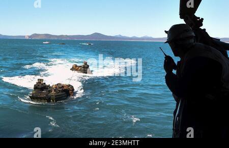 Marines befestigt, um ihre amphibischen Angriff Fahrzeuge, um das Brunnendeck der USS Ashland eingeben. (36064712071). Stockfoto