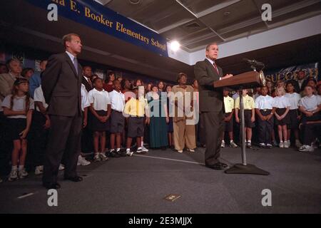 Präsident George W. Bush hält an die Nation Bemerkungen über die Terroranschläge auf US-Boden Dienstag, 11. September 2001, von Emma E. Booker Elementary School in Sarasota, Florida. Foto von Eric Draper. Stockfoto