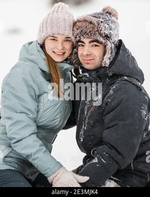 Porträt eines lächelnden Paares in der Liebe. Junge glückliche Paar zu Fuß im Winter Stockfoto