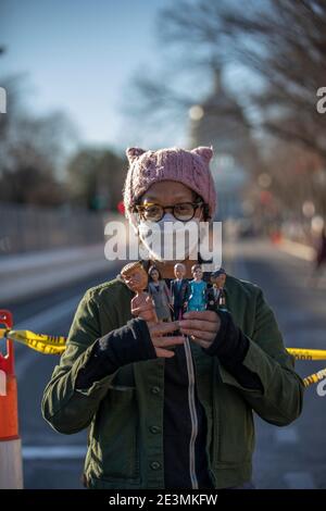 Washington, District of Columbia, USA. Januar 2021. Teri Lee McClain aus Seattle, WA posiert für ein Foto, während sie eine Reihe politischer Puppen vor dem US-Kapitolgebäude hält. Quelle: Chris Juhn/ZUMA Wire/Alamy Live News Stockfoto