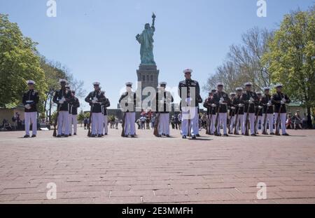 Marine Corps Silent Drill Zug Parade das nationale Fähnrich während einer Vorstellung im Freiheitsstatue National Park während der Fleet Week New York 2019 - 2. Stockfoto