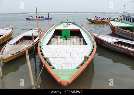 Kleine Holzboote, die am Flussufer, Varanasi, Uttar Pradesh, Indien, geparkt sind Stockfoto