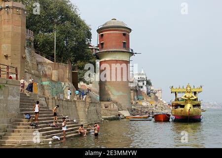 5. März 2020, Varanasi, Uttar Pradesh, Indien. Menschen, die am Ghat baden und Boote, die am Fluss geparkt sind Stockfoto